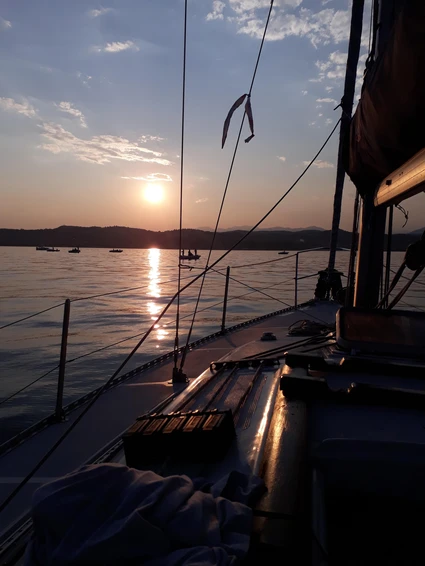 Sailing at sunset in the basin of Desenzano del Garda 3